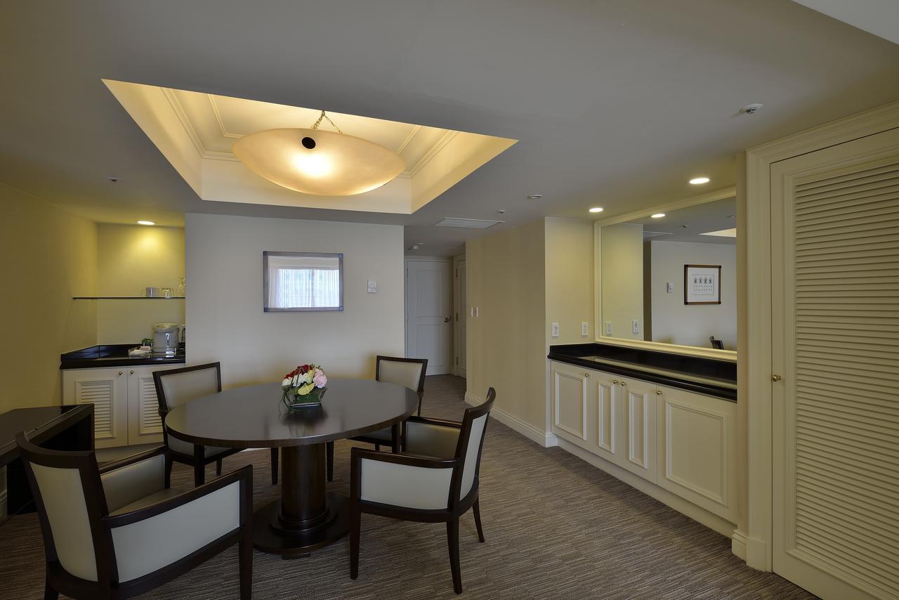 The Sherwood Taipei Exterior photo A suite at the Hilton Tokyo